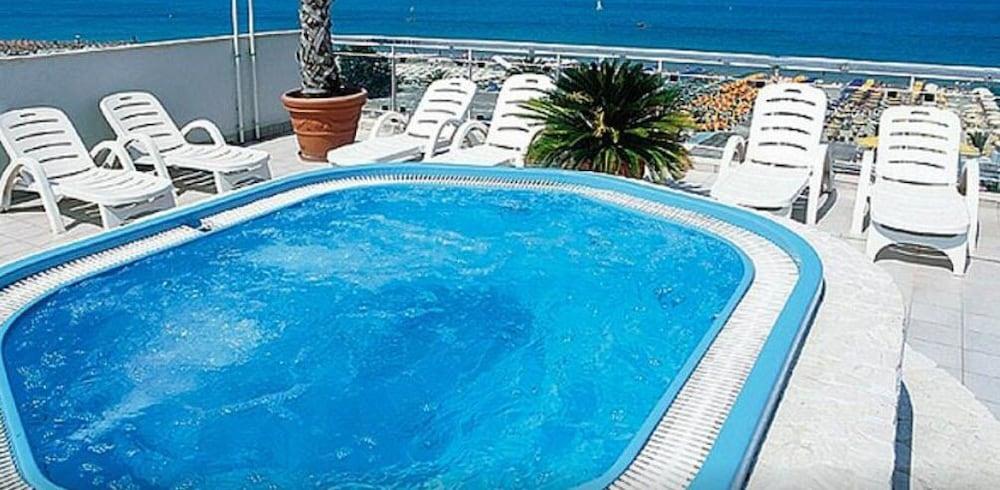 Hotel Arlecchino San Benedetto del Tronto Esterno foto