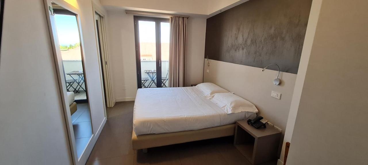 Hotel Arlecchino San Benedetto del Tronto Esterno foto